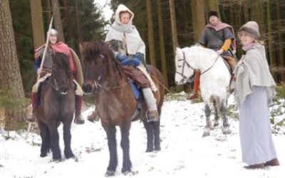Winterbild von Swarafulk, mit Susi, Diana, Jason und Thomas auf Ringo, Urs und Hrafnar.